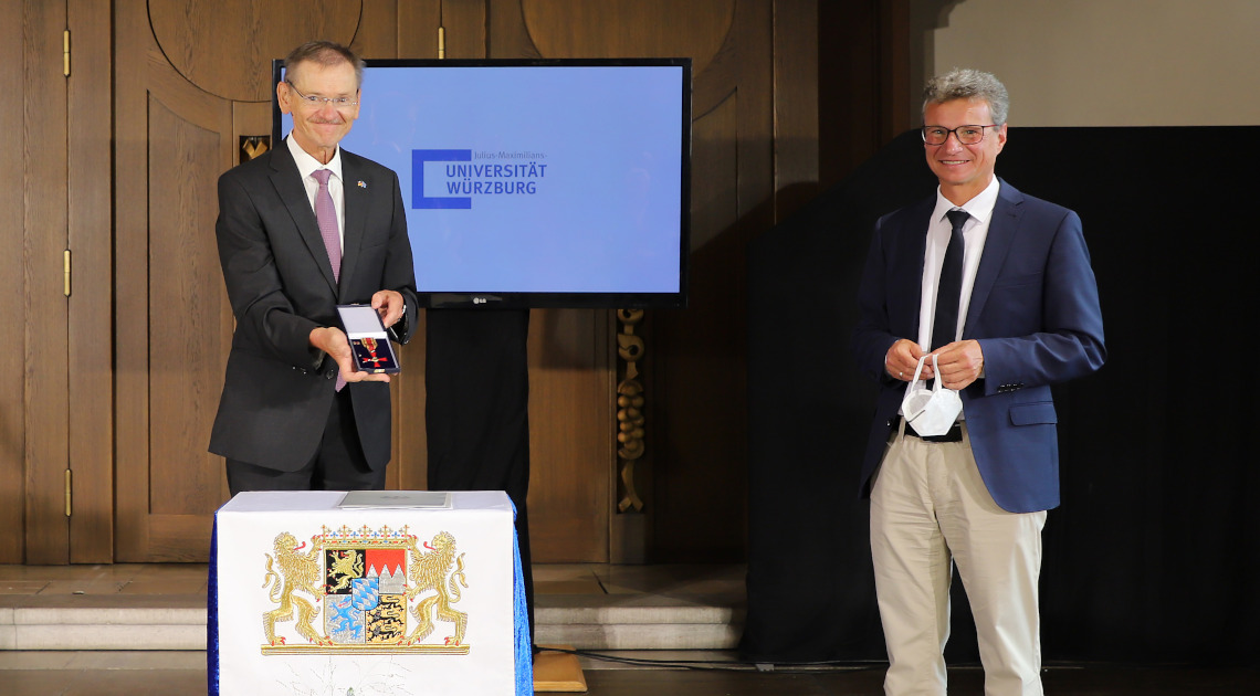 Wissenschaftsminister Bernd Sibler (rechts) mit Professor Gerhard Bringmann