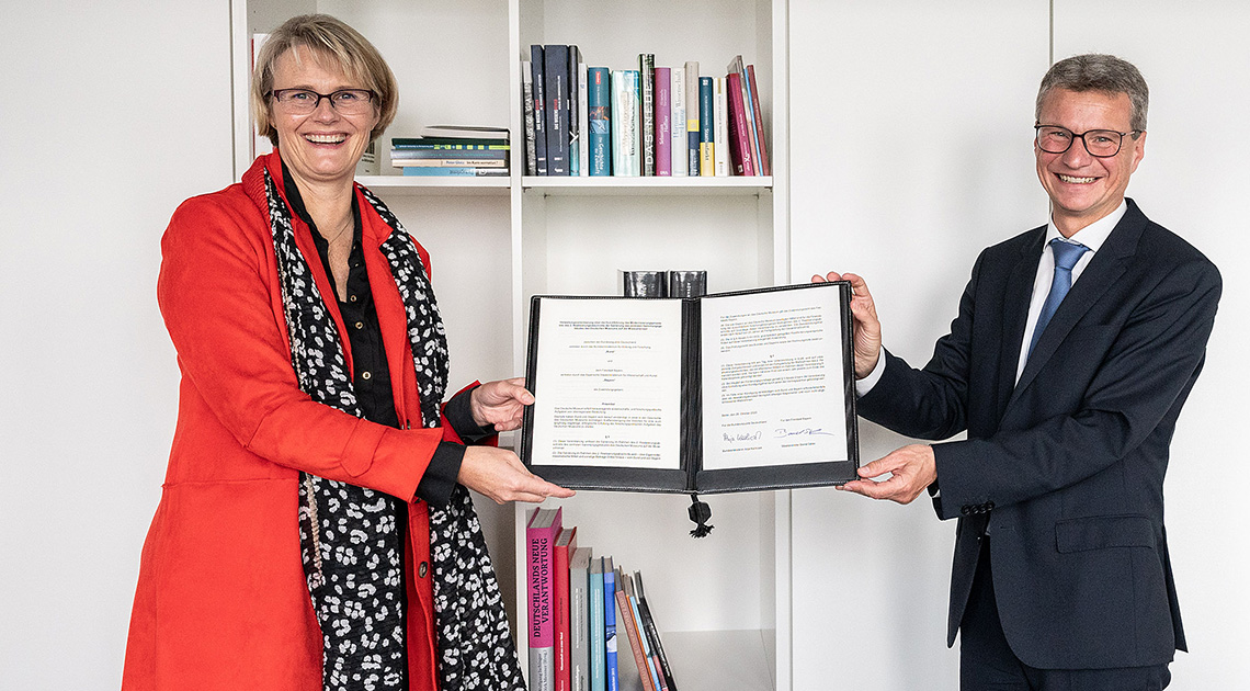 Bundesforschungsministerin Anja Karliczek (l.) und Wissenschaftsminister Bernd Sibler (r.) in Berlin nach der Unterzeichnung der Verwaltungsvereinbarung zur Finanzierung des 2. Realisierungsabschnitts der Generalsanierung des Deutschen Museums