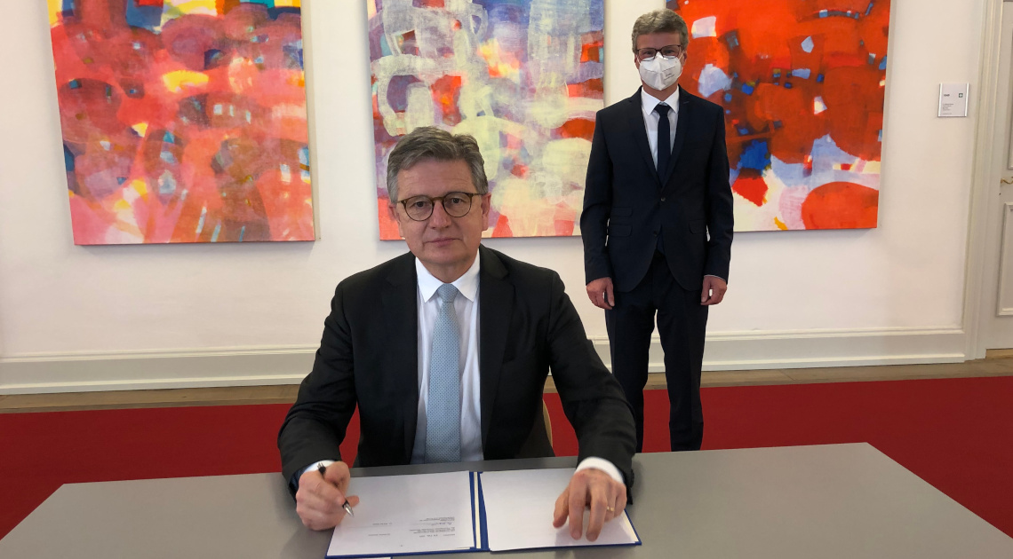 Wissenschaftsminister Bernd Sibler (im Hintergrund) mit Dr. Martin Siess
