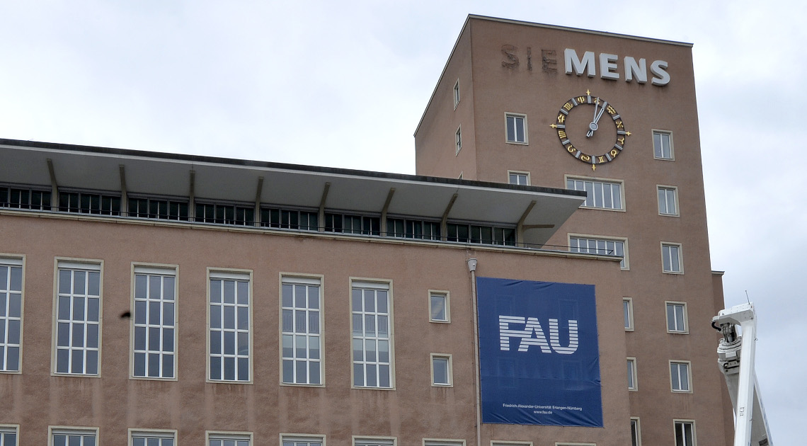 Der Siemens-Schriftzug wird vom Erlanger Himbeerpalast entfernt.