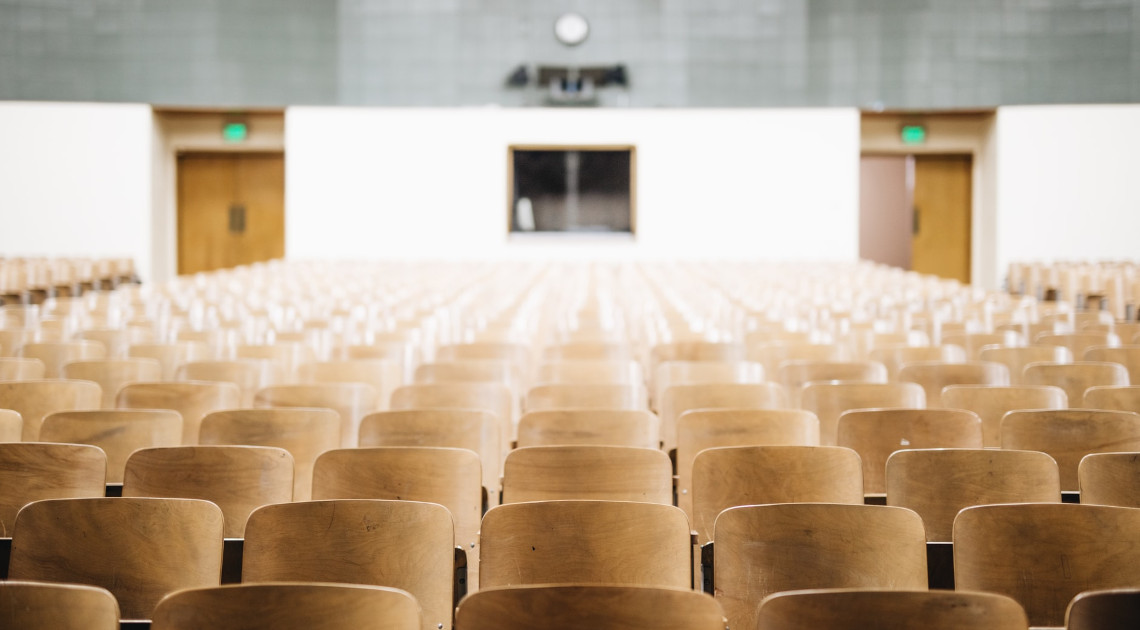 Stuhlreihen in einem großen Saal