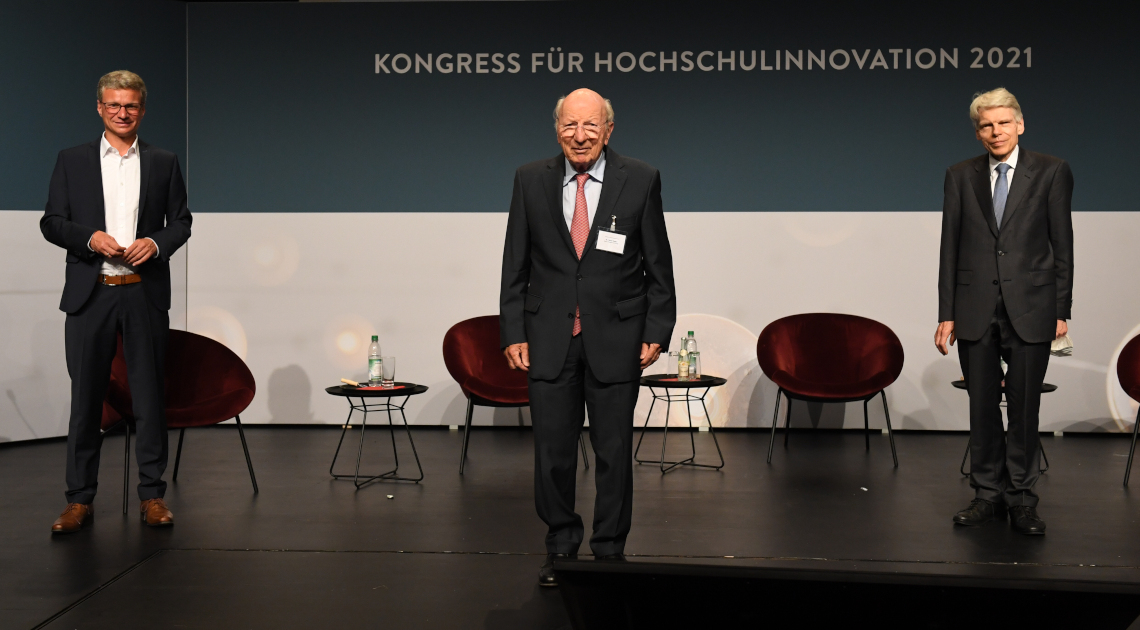 Wissenschaftsminister Bernd Sibler (li.) mit Horst Nasko, Vorstand der Heinz Nixdorf Stiftung, (Mitte) und Andreas Barner, Präsident des Stifterverbandes (re.)