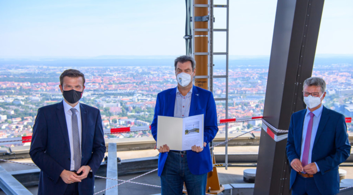 Kunstminister Bernd Sibler (re.) mit Ministerpräsident Dr. Markus Söder (Mi.) und Nürnbergs Oberbürgermeister Marcus König (li.) bei der Urkundenüberreichung zur Aufnahme des Fernmeldeturms Nürnberg in die Bayerische Denkmalliste