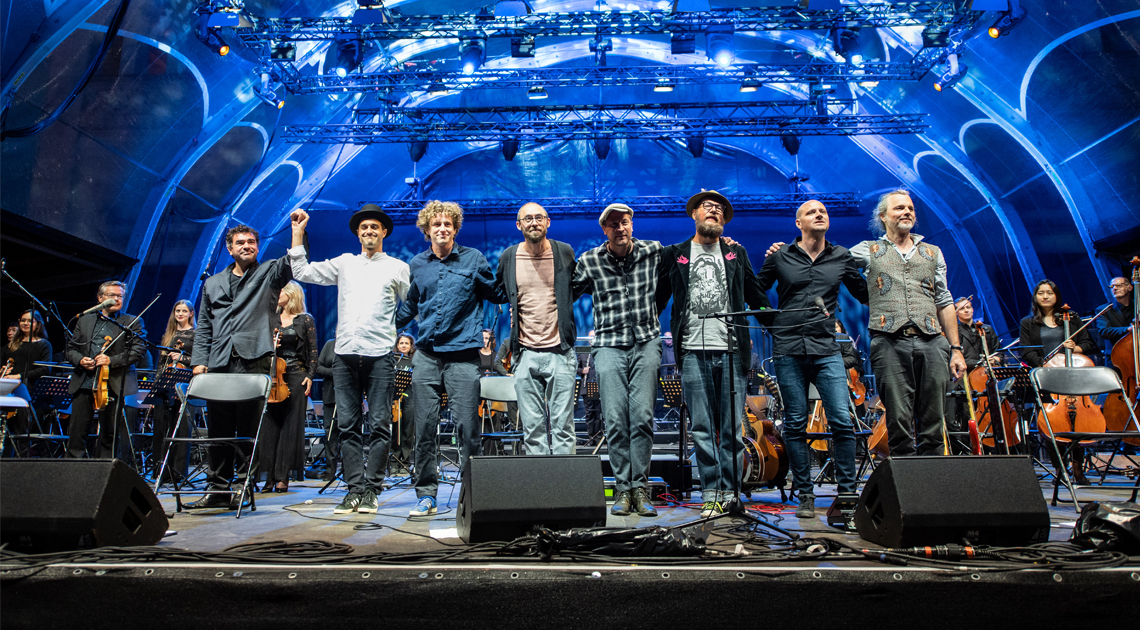 Die Band „Dreiviertelblut“ mit den Münchner Symphonikern bei der Eröffnung des Kultursommers auf der Bühne