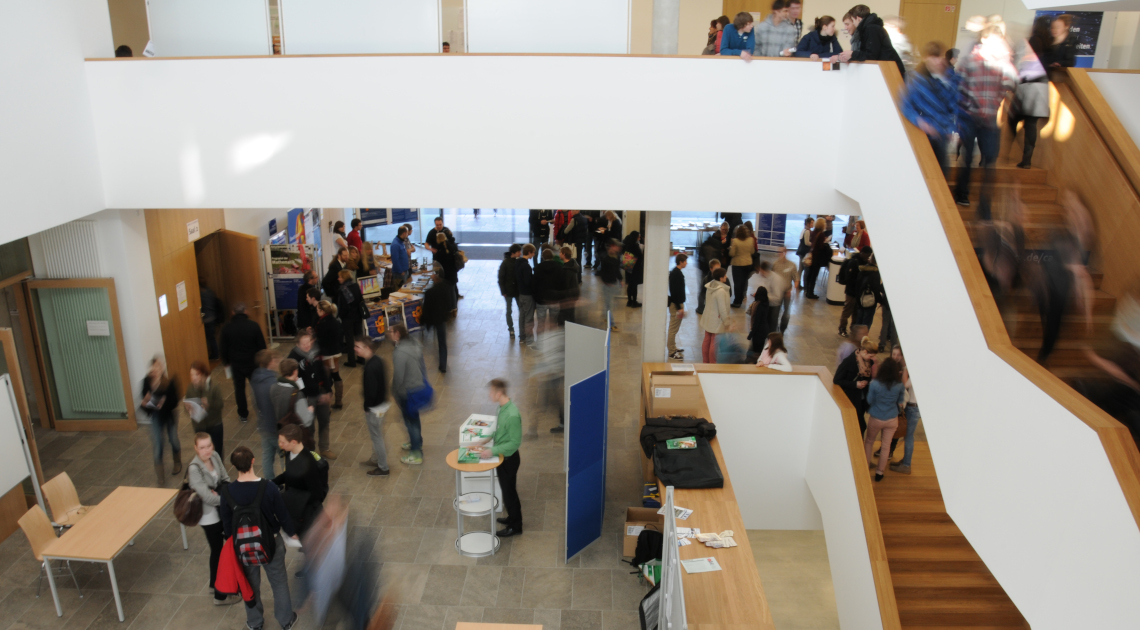 Hochschulalltag vor der Pandemie: Das zentrale Hörsaal- und Seminargebäude der Universität Würzburg