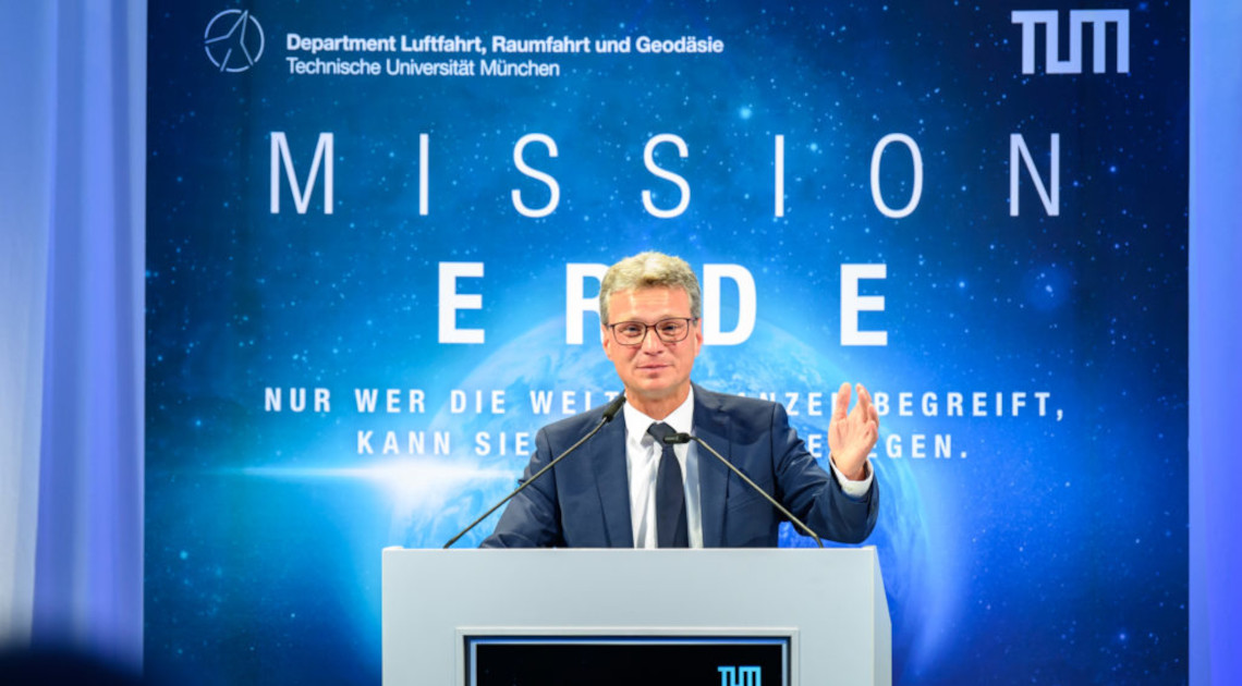 Wissenschaftsminister Bernd Sibler bei der Eröffnung des Gebäudes der Fakultät für Luftfahrt, Raumfahrt und Geodäsie der Technischen Universität München