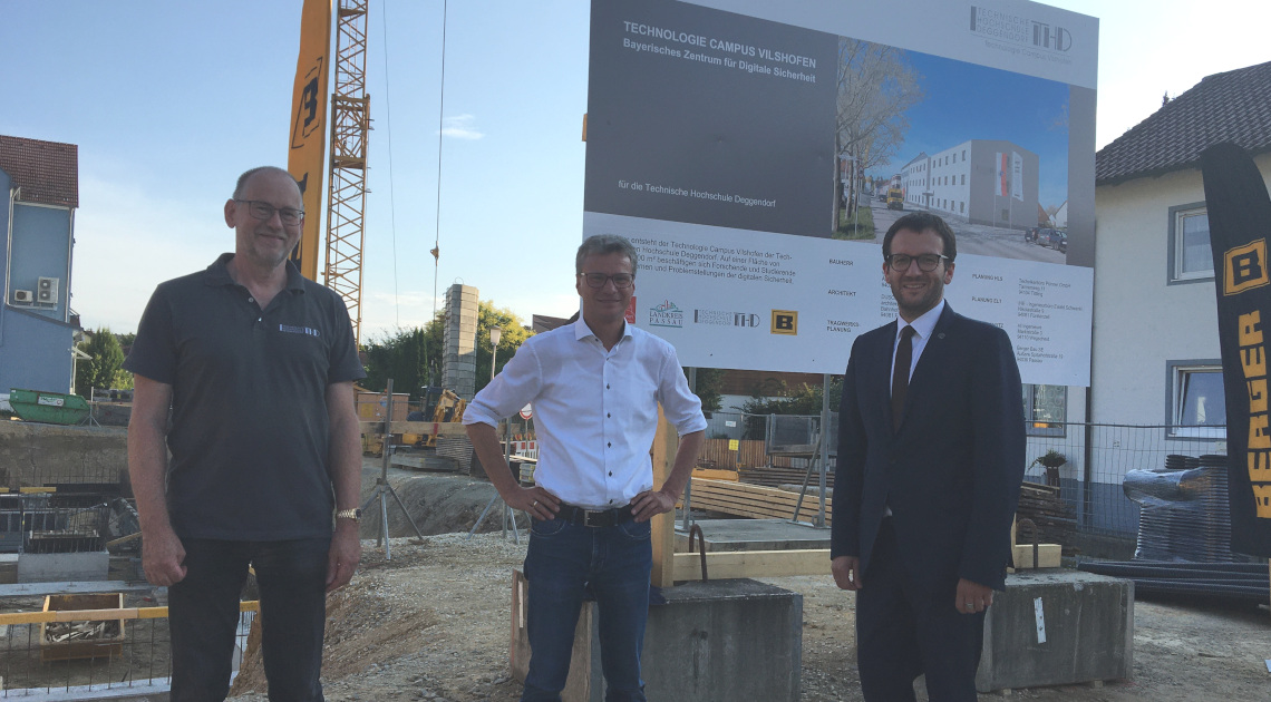 Wissenschaftsminister Bernd Sibler (Mitte) mit dem Präsidenten der TH Deggendorf Prof. Dr. Peter Sperber (links) und dem Ersten Bürgermeister von Vilshofen Florian Gams (rechts)