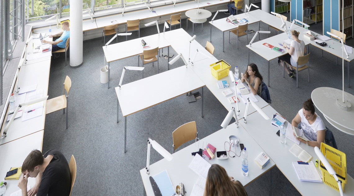 Studierende in einer Bibliothek an der Friedrich-Alexander-Universität Erlangen-Nürnberg in der Zeit vor der Pandemie