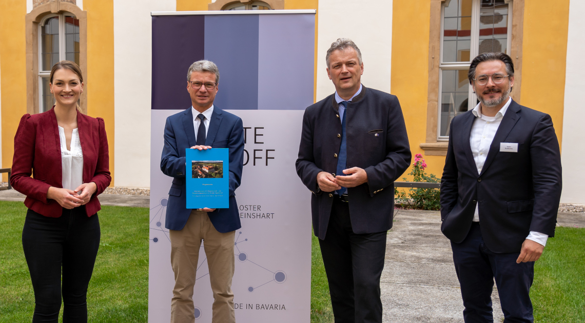 v.l.n.r.: Digitalministerin Judith Gerlach, Wissenschaftsminister Bernd Sibler, Wirtschaftsstaatssekretär Roland Weigert und Prof. Dr.-Ing. Sami Haddadin, Vorsitzender des Bayerischen KI-Rats, vor dem Kloster Speinshart