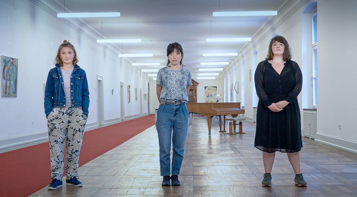 Die Künstlerinnen Leonora Amalia Prugger, Tomoe Hikita und Julie Batteux im Alten Ministergang des Kunstministeriums in München