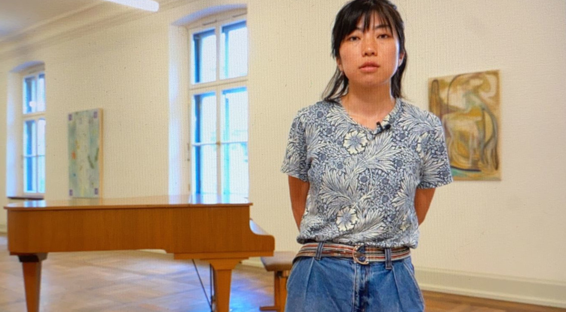 Die Künstlerin Tomoe Hikita im Alten Ministergang des Kunstministeriums in München