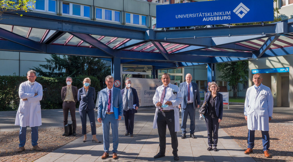 Wissenschaftsminister Sibler (4.v.l.) mit dem Ärztlichen Direktor Prof. Dr. Beyer (4.v.r.) sowie weiteren Führungskräften der Uni-Klinik Augsburg und Gästen