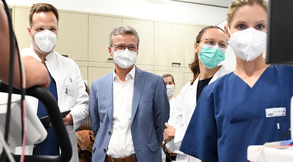 Wissenschaftsminister Bernd Sibler (mittig) mit Dr. med. Hans Stubbe, PD Dr. med. Katrin Milger-Kneidinger und Marlen Wenzel (v.l.n.r.) beim Test der Lungenfunktion eines Post-Covid-Patienten