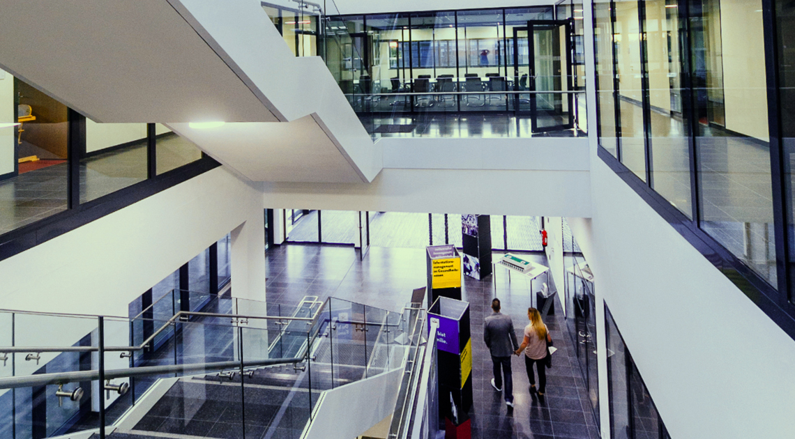 Auch hier soll wieder mehr Leben einkehren: Die Innenansicht eines Gebäudes der Hochschule für angewandte Wissenschaften Neu-Ulm