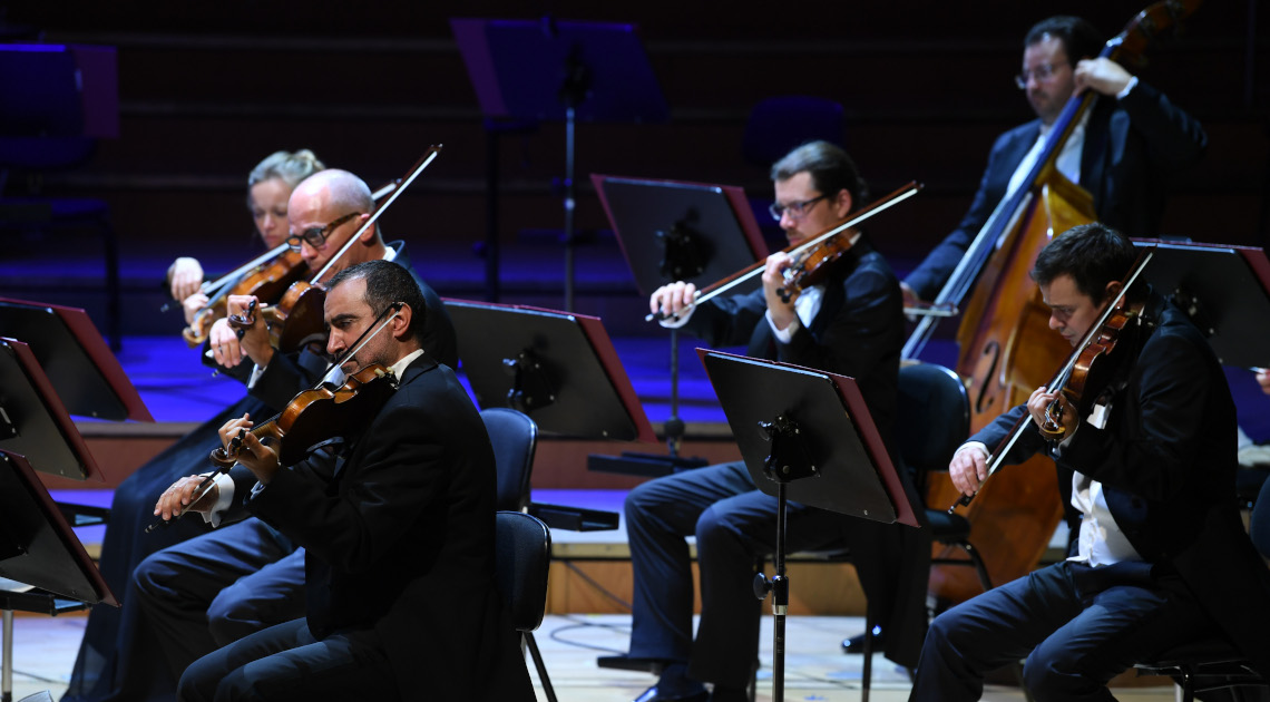 Streicher auf der Bühne des Münchener Gasteigs bei der Verleihung der Staatspreise für Musik im Juli 2021