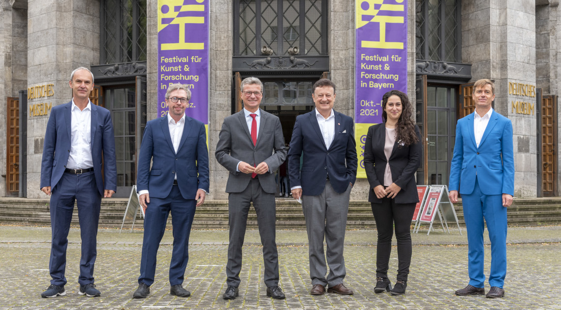 v.l.n.r. Bernd Redmann (Präs. Hochsch. für Musik und Theater München), Michael John Gorman (Gründungsdir. BIOTOPIA), Minister Bernd Sibler, Wolfgang M. Heckl (Generaldir. Dt. Museum), Naime Denguir (Hi!A), Holger Felten, Ak. der Bildenden Künste Nürnberg