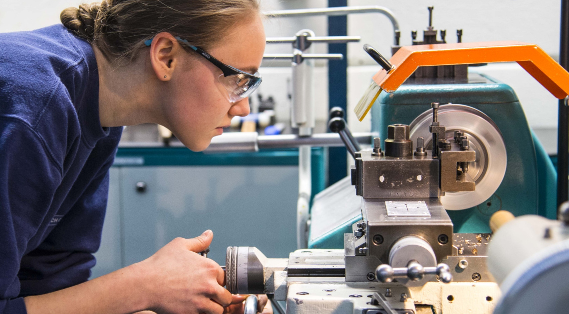 Die ausgezeichnete Maschinenbauerin Veronika Lurz bei der Arbeit