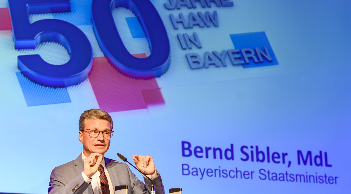 Wissenschaftsminister Bernd Sibler spricht beim Festakt 50 Jahre HAW in Bayern