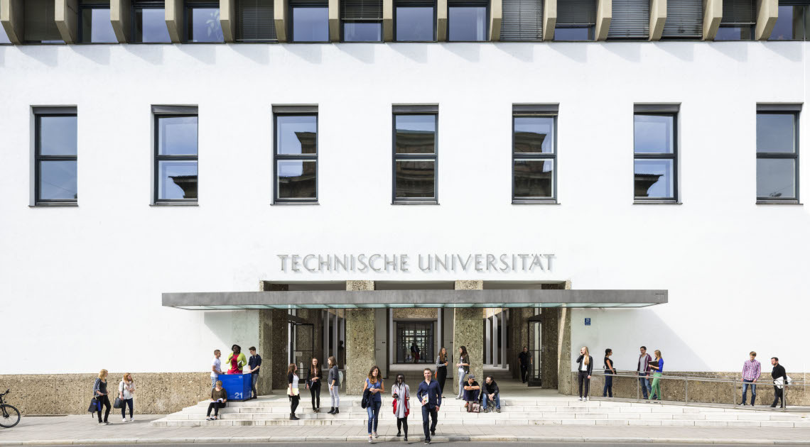 Eine Außenansicht des Hauptgebäudes der Technischen Universität München (TUM)