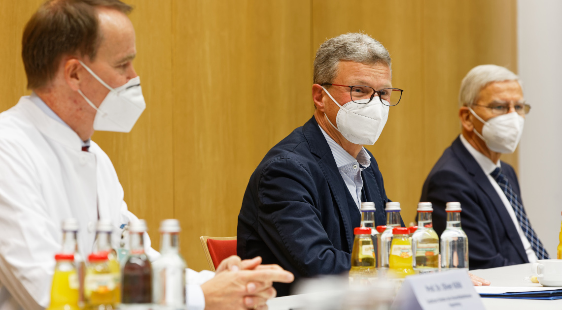 Wissenschaftsminister Bernd Sibler (Mitte) mit dem Ärztlichen Direktor des UKR, Prof. Dr. Oliver Kölbl (l.), und dem Präsidenten der Universität Regensburg, Prof. Dr. Udo Hebel (r.)