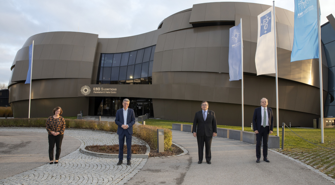 Vor dem ESO Supernova Planetarium (v.l.n.r): Dr. Linda Tacconi (Präsidentin des Rates der ESO), Wissenschaftsminister Bernd Sibler, Prof. Xavier Barcons (ESO-Generaldirektor) und Dr. Rolf-Dieter Jungk (Amtschef des StMWK)