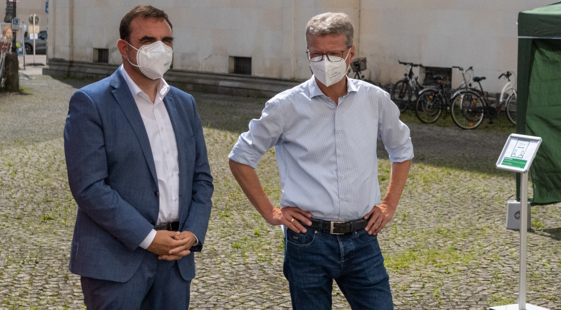 Wissenschaftsminister Bernd Sibler (rechts) mit Gesundheitsminister Klaus Holetschek im Juli 2021 bei einer Impfaktion an der Ludwig-Maximilians-Universität (LMU) in München