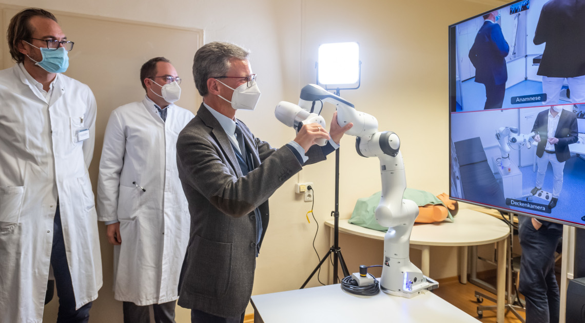 Wissenschaftsminister Bernd Sibler (r.) im Oktober 2021 bei einem Besuch am Klinikum rechts der Isar der Technischen Universität München