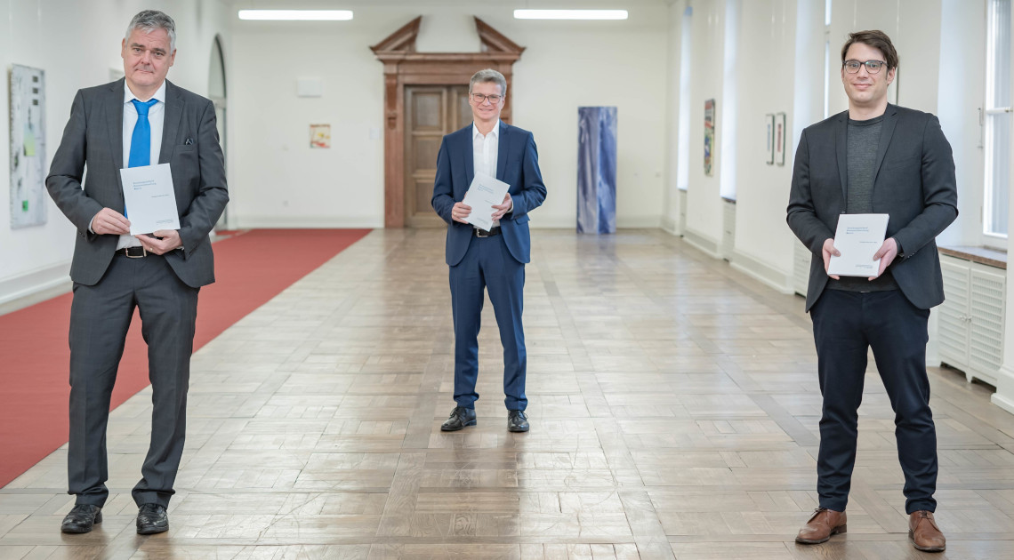 Kunstminister Bernd Sibler (M.) mit Prof. Dr. Christian Fuhrmeister (l.) und Dr. Johannes Gramlich (r.) bei der Vorstellung des Berichts zur Provenienzforschung 2020