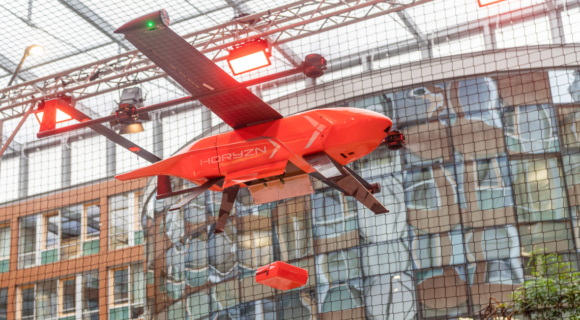 Der Prototyp der HORYZN-Drohne transportiert bei seiner Präsentation im Flug einen Defibrillator (Foto: Andreas Heddergott/TUM)