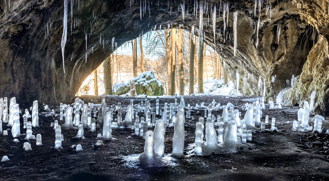 „Eistropfsteine“ in der Oswaldhöhle in der fränkischen Schweiz (Foto: Kian Sanders)