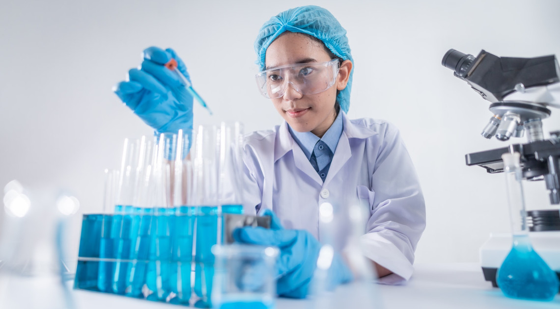 Eine Wissenschaftlerin bei der Arbeit in einem Labor (Foto: Pexels/Chokniti Khongchum)