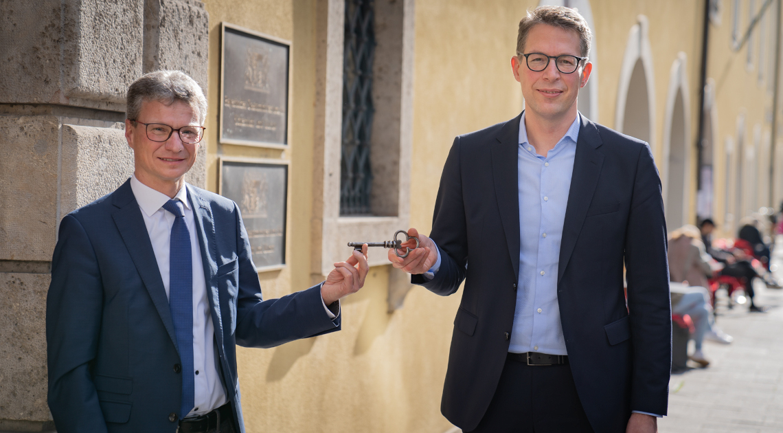 Symbolische Schlüsselübergabe: Wissenschafts- und Kunstminister Markus Blume (r.) mit seinem Amtsvorgänger Bernd Sibler (Foto: StMWK/Axel König)