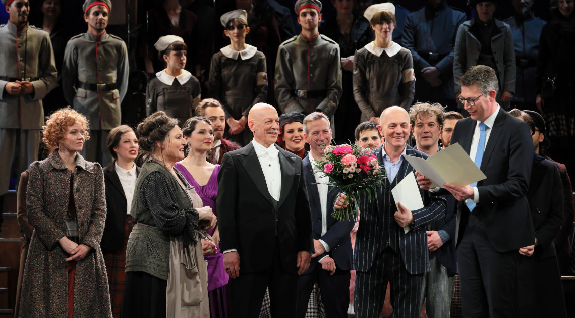 Kunstminister Markus Blume (r.) mit den Schauspielern Dagmar Hellberg (l.) und Erwin Windegger (2.v.l.) sowie Intendant Josef E. Köpplinger (2.v.r.) (Foto: Marie-Laure Briane)