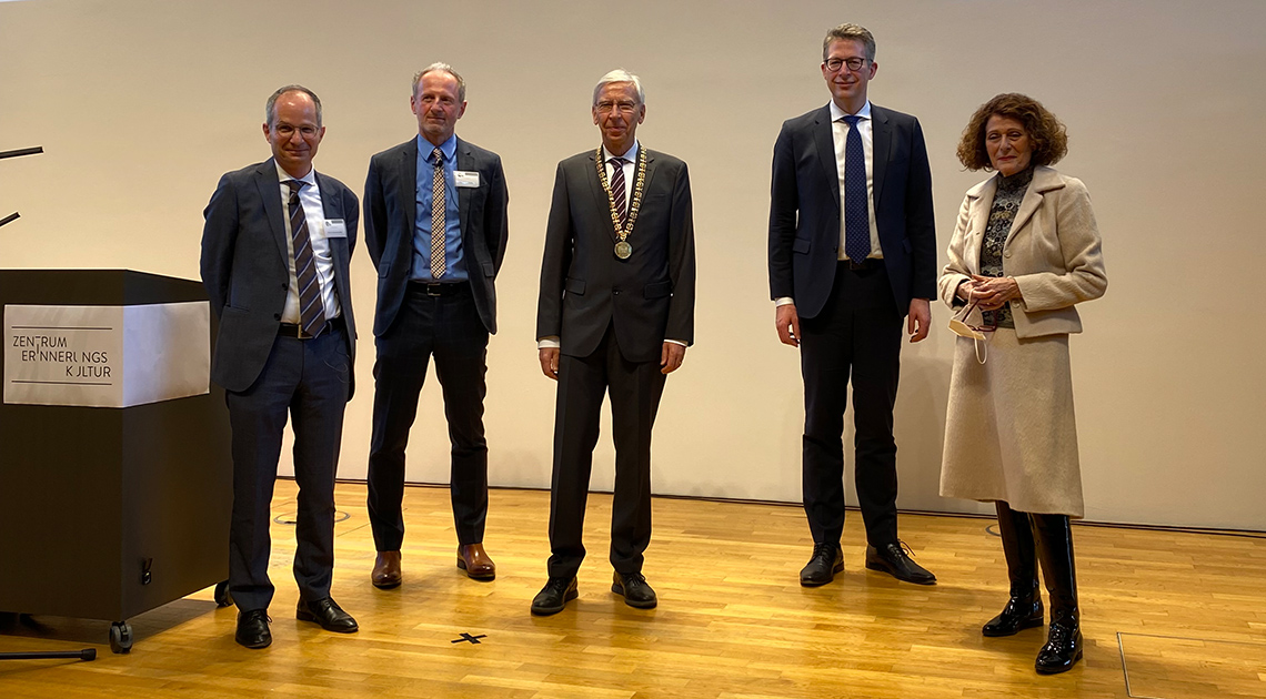 Wissenschaftsminister Blume (2. v. r.) mit (v.l.n.r.): Prof. Dr. Löffler und Prof. Dr. Skriebeleit, Direktoren des Zentrums, Prof. Dr. Hebel, Präs. der Universität Regensburg, Dr. Salamander, Literaturwissenschaftlerin und Publizistin (© Julia Dragan/UR)