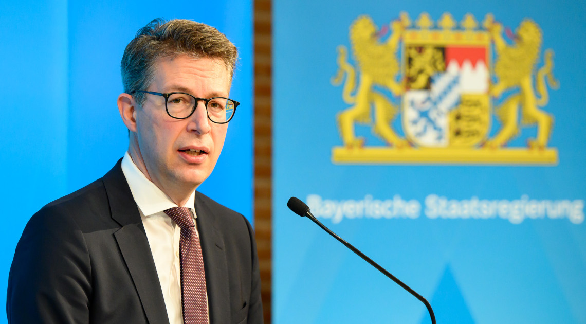 Wissenschafts- und Kunstminister Markus Blume spricht in der Pressekonferenz nach der Kabinettssitzung (Foto: Bayerische Staatskanzlei/Jörg Koch)