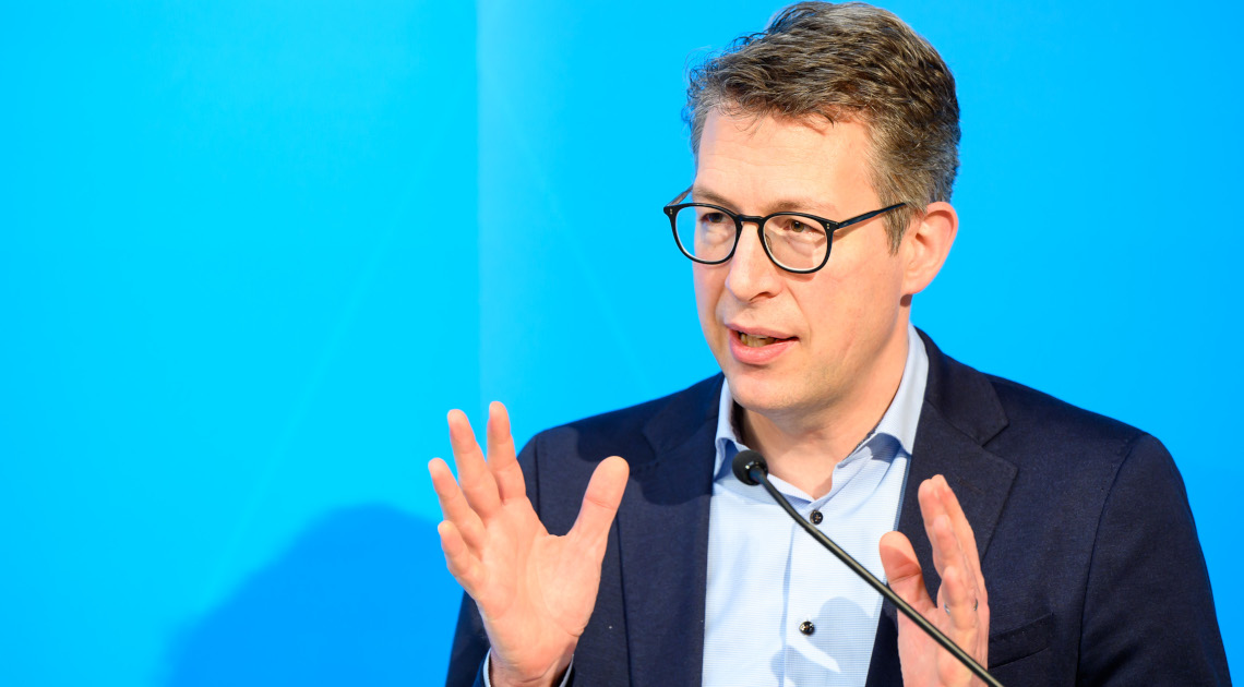 Wissenschaftsminister Markus Blume bei der Pressekonferenz nach der Ministerratssitzung (Foto: Bayerische Staatskanzlei/Jörg Koch)