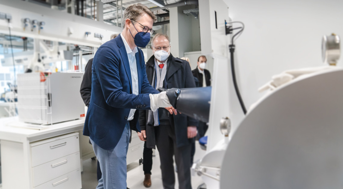 Wissenschaftsminister Blume zusammen mit Prof. Dr. Holger Braunschweig im Labor des neuen Forschungsbaus der JMU Würzburg (© StMWK/Axel König)