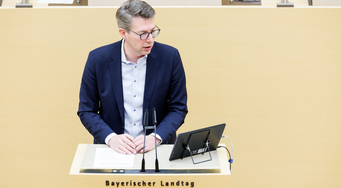 Wissenschafts- und Kunstminister Markus Blume spricht im Plenarsaal des Bayerischen Landtags (© Matthias Balk)