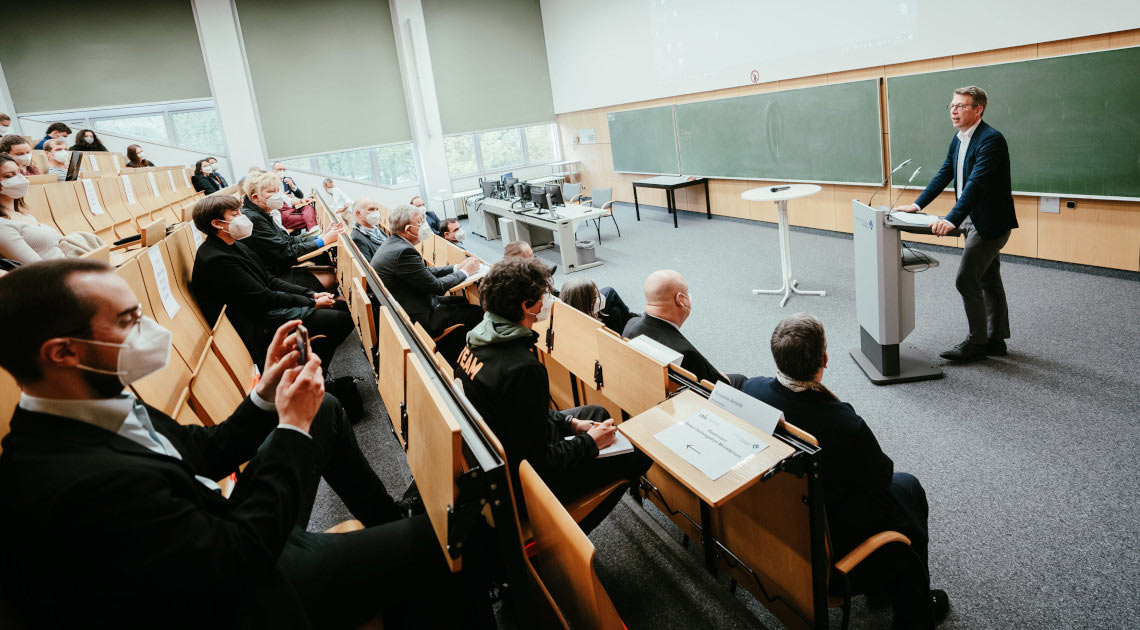 Wissenschaftsminister Markus Blume (r.) begrüßt Medizin-Studenten an der Universität Augsburg bei ihrer Einführungsveranstaltung (© StMWK/Axel König)