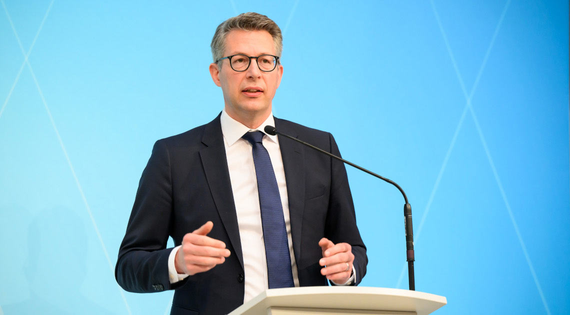 Wissenschaftsminister Markus Blume bei seinem Statement nach der Sitzung des Ministerrats (© Bayerische Staatskanzlei)