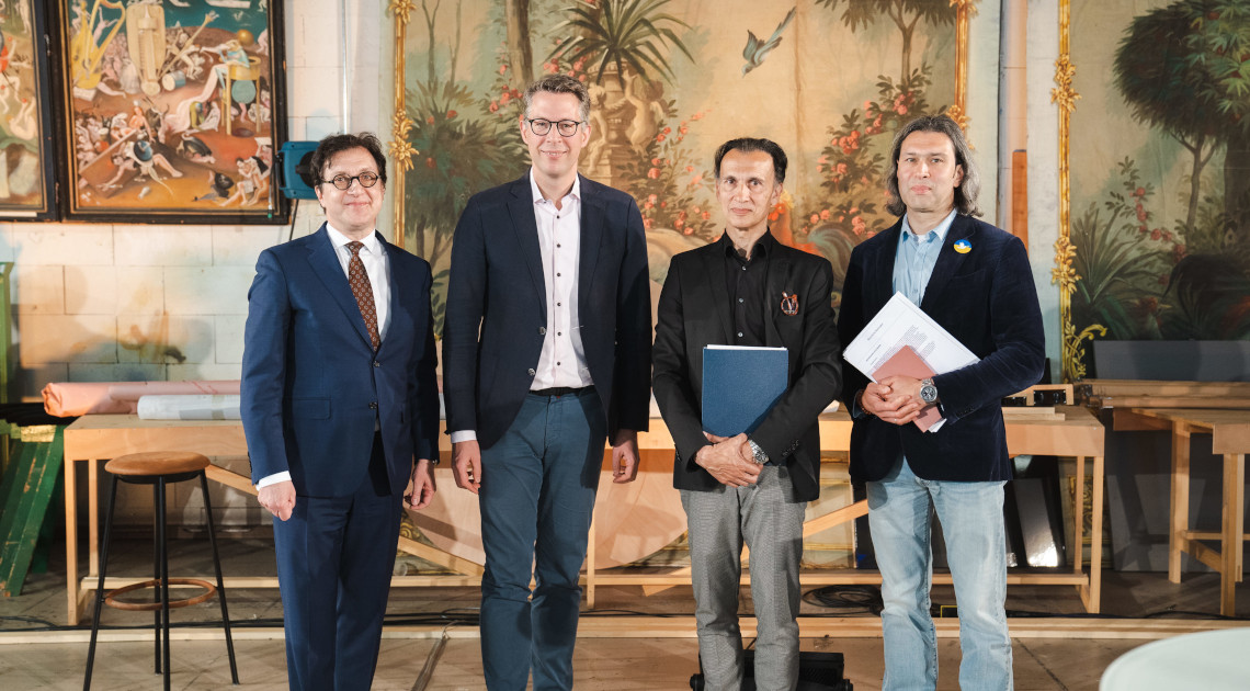 Kunstminister Markus Blume (2. v. l.) mit (v. links nach rechts): Staatsintendant Serge Dorny, Ballettdirektor Laurent Hilaire und Generalmusikdirektor Wladimir Jurowski (© StMWK)